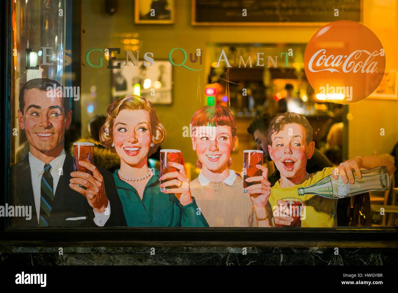 Belgien, Brüssel, Vintage Coca-Cola Schild an Café, Abend Stockfoto
