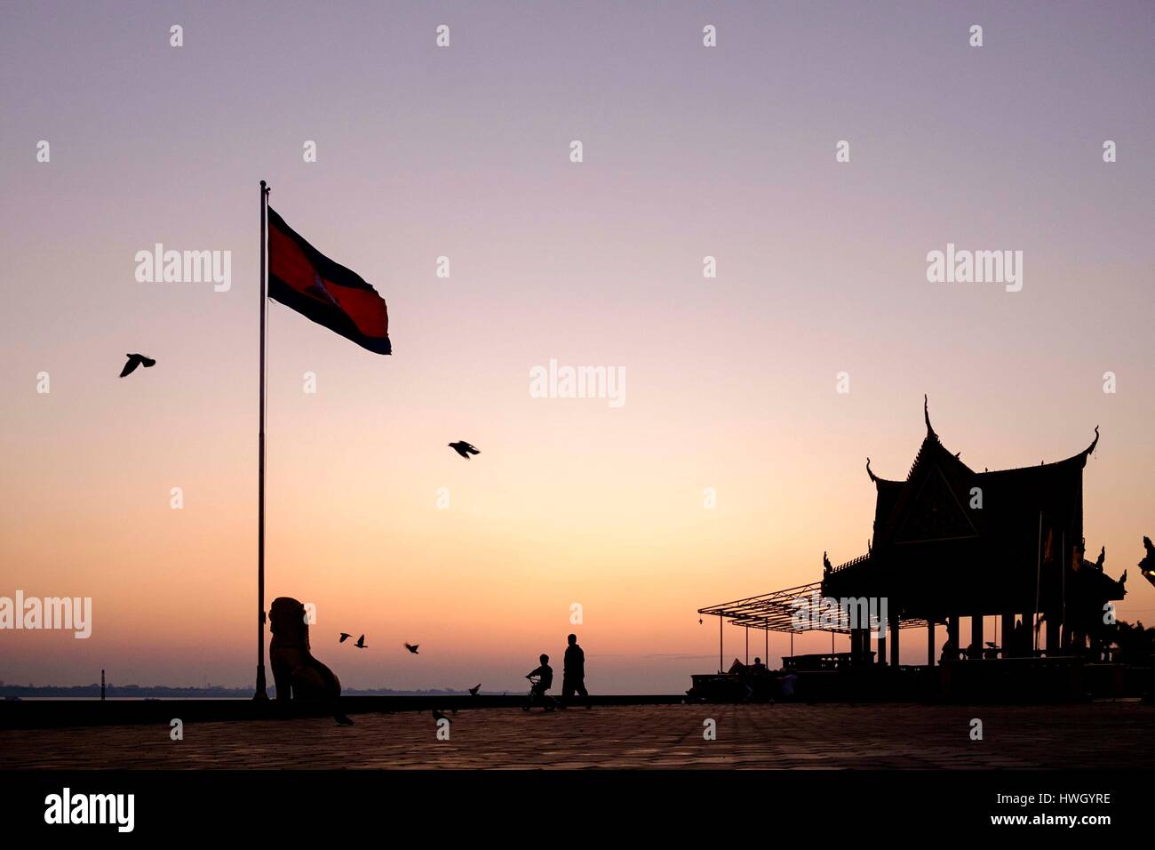 Kambodscha, Phnom Penh, Sisowath Riverline, Bassac River und zu Fuß über vor Königspalast Stockfoto