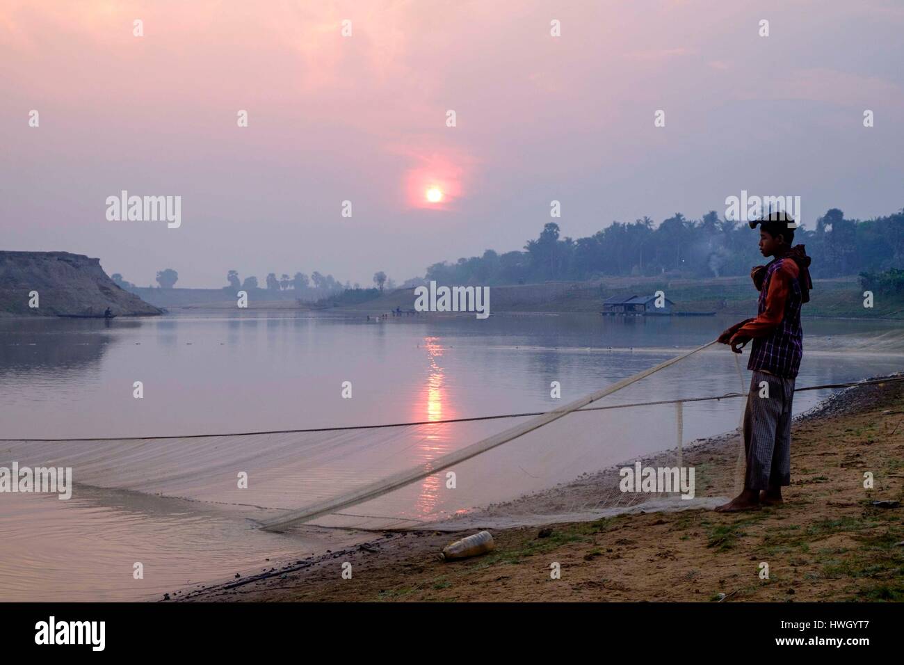 Kambodscha, Provinz Kompong Thom, Kompong Thom oder Kampong Thom, Fischer am Ufer des Flusses Stung Sen Stockfoto