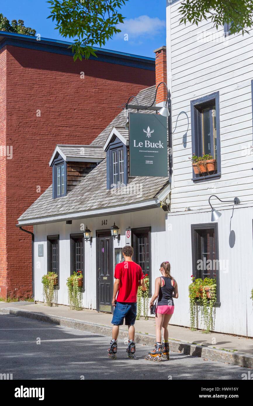 Kanada, Quebec Provinz, Region Mauricie, Trois-Rivieres, alte Trois-Rivieres, Saint François Xavier Street Pub Restaurant Le Buck, paar in Rollen Stockfoto