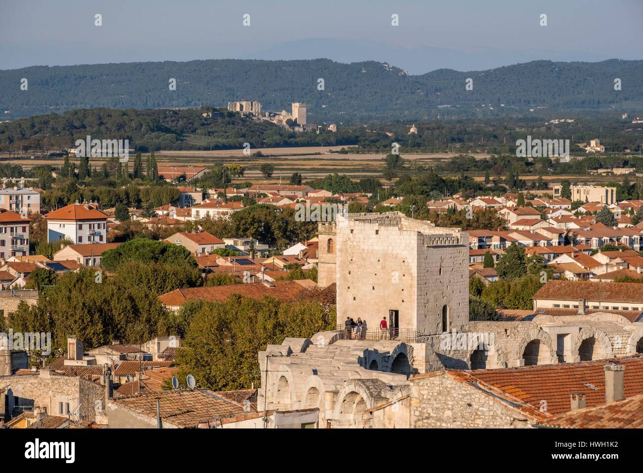 Frankreich, Bouches-du-Rhône, Arles, im Hintergrund Montmajour Abtei, die Arenen, Roman Amphitheatre von 80-90 n. Chr., von der UNESCO als Welterbe gelistet Stockfoto