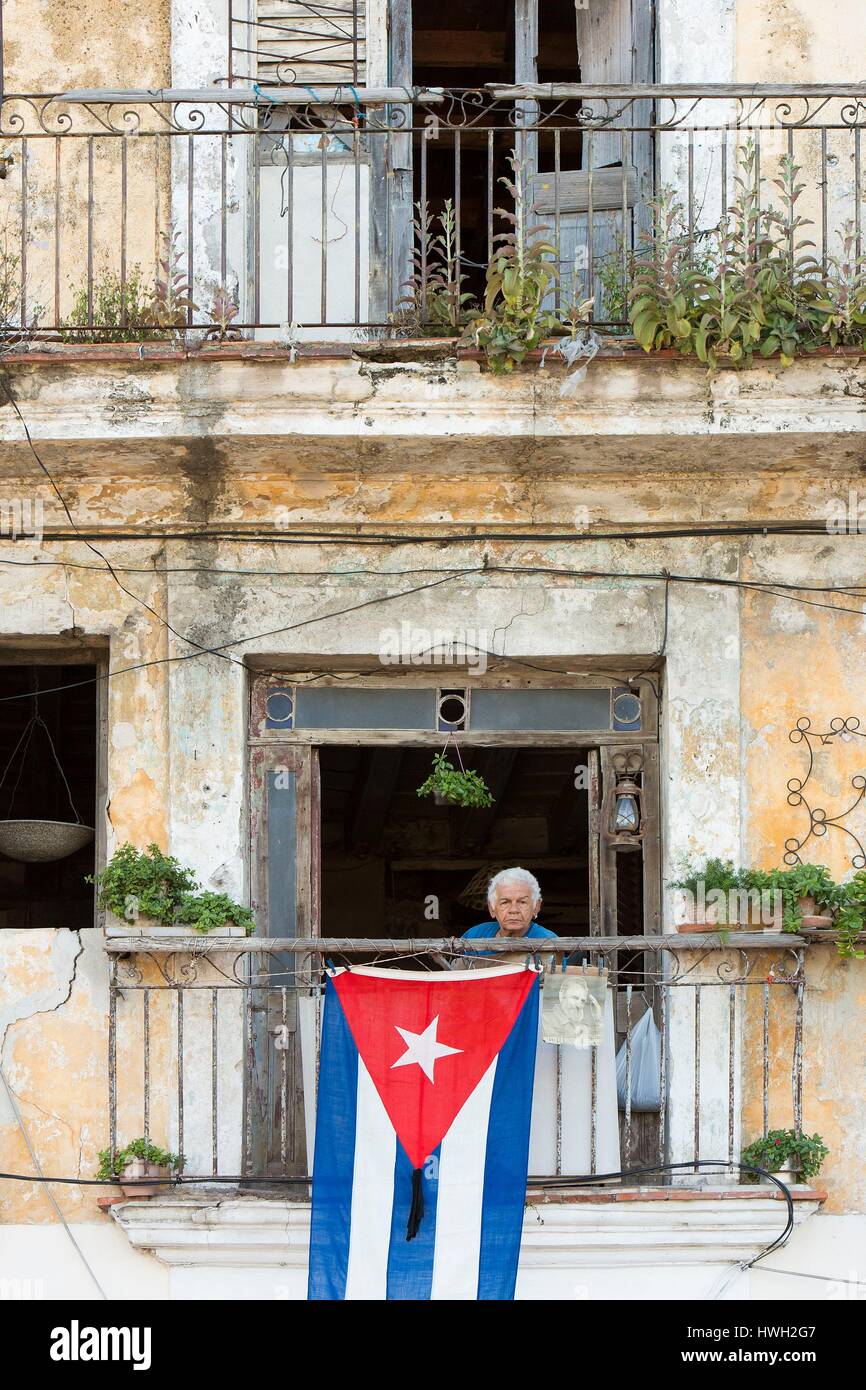 Kuba, Provinz Ciudad de la Habana, Havanna, Habana Vieja Bezirk als Weltkulturerbe von der UNESCO, kubanischen Stehend auf dem Balkon eines Mehrfamilienhauses, kubanische Flagge und Fotografie von Fidel Castro während der Woche der nationalen Trauer nach dem Tod von Fidel Castro Stockfoto