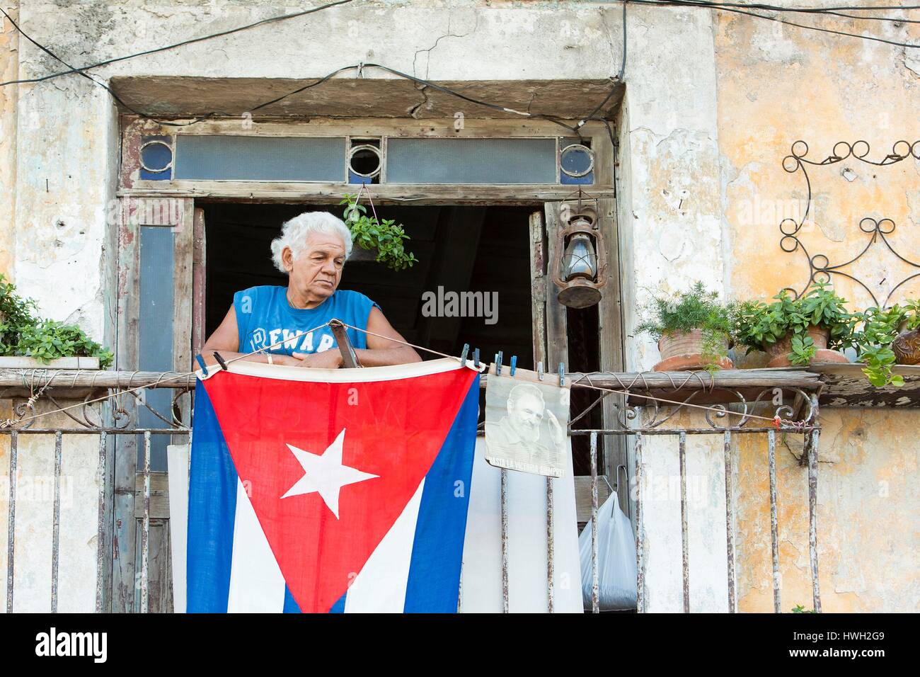 Kuba, Provinz Ciudad de la Habana, Havanna, Habana Vieja Bezirk als Weltkulturerbe von der UNESCO, kubanischen Stehend auf dem Balkon eines Mehrfamilienhauses, kubanische Flagge und Fotografie von Fidel Castro während der Woche der nationalen Trauer nach dem Tod von Fidel Castro Stockfoto