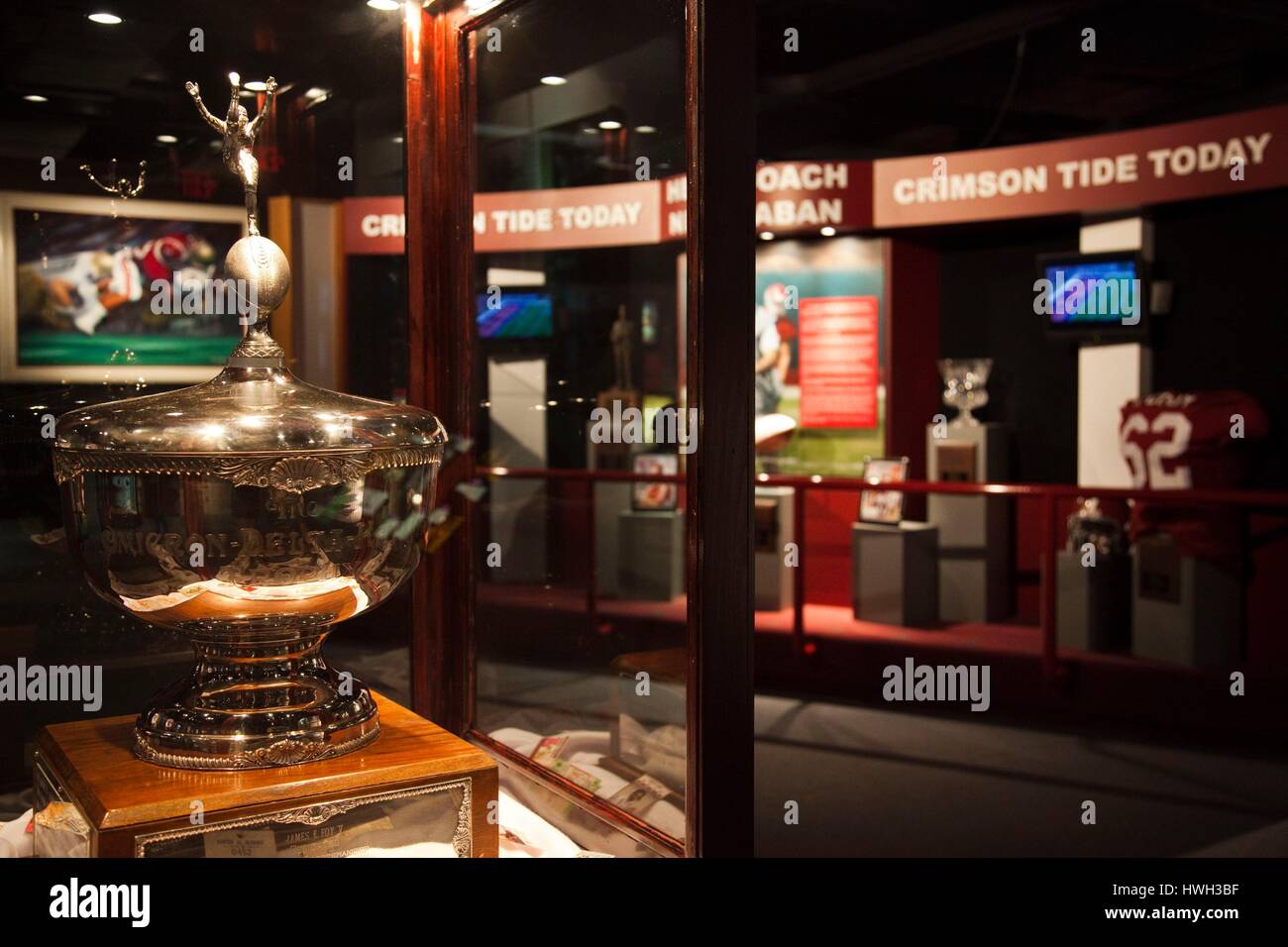 Usa, Alabama, Tuscaloosa, Universität von Alabama, Paul "Bear" Bryant Museum, Erinnerungsstücke von berühmten Fußball-Trainer der "Crimson Tide", Championship Trophy Stockfoto