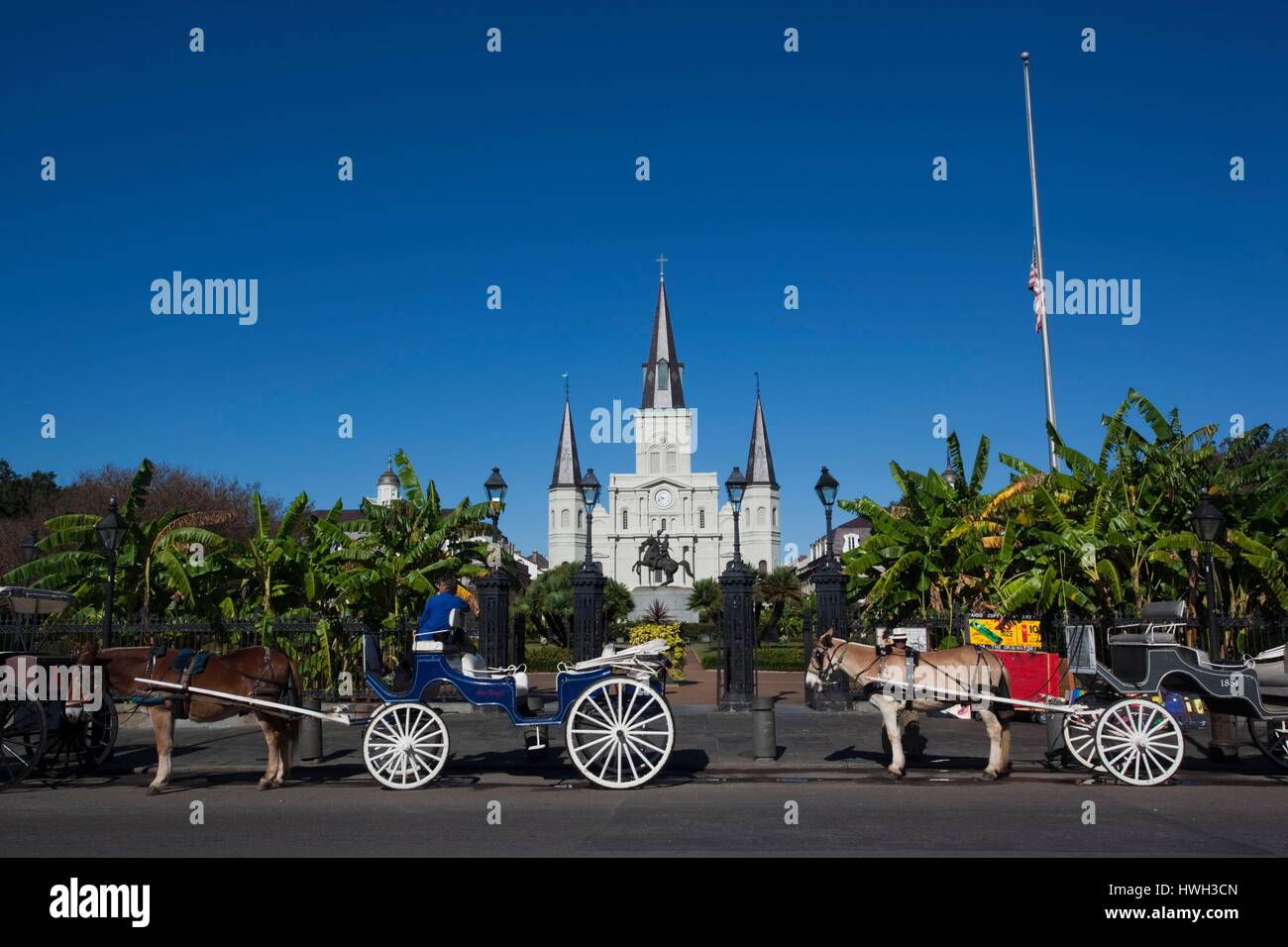 USA, Louisiana, New Orleans, French Quarter, Jackson Square, St. Louis Cathedral und Horse-drawn Wagen Stockfoto