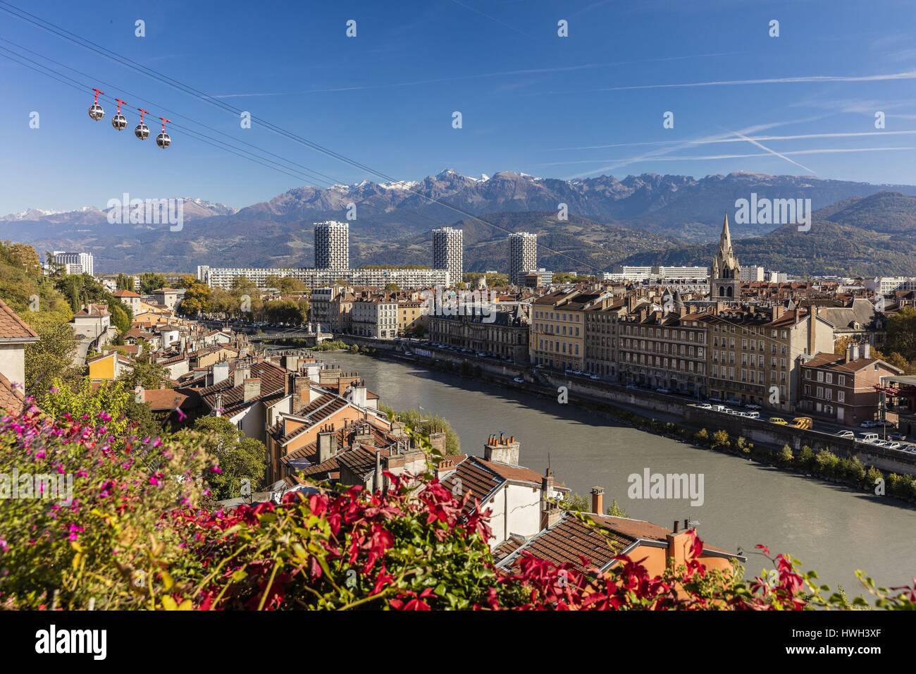 Frankreich, Isère, Grenoble, mit Blick auf die Seilbahn Grenoble-Bastille und seine Blasen, die älteste Stadt Seilbahn der Welt, mit Blick auf das 13. Jahrhundert Saint Andre Kirche und Belledonne massiv Stockfoto
