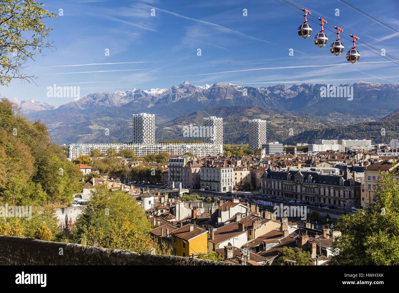 Frankreich, Isere, Grenoble, Ansicht von Grenoble-Seilbahn und die Bläschen, die älteste Stadt-Seilbahn der Welt, angesichts der Belledonne massiv Stockfoto
