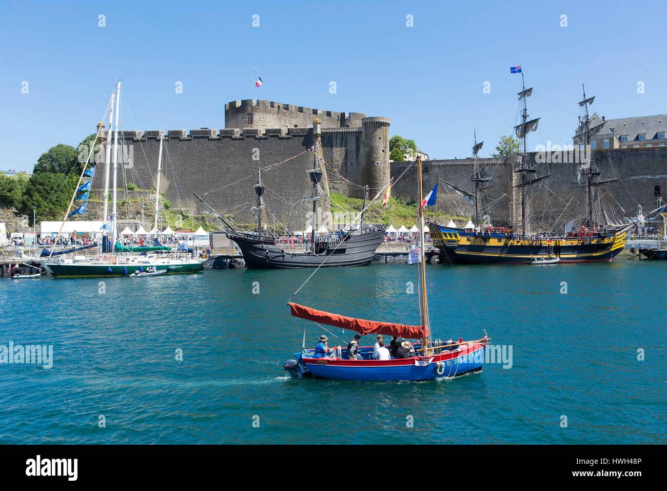 Frankreich, Finistere, Brest, Feste maritimes Internationales de Brest 2016 (International Maritime fest Brest 2016), kleines Boot vor der Hermine und der Nao Victoria eine Nachbildung eines Caraque, Boot von Magellan verwendet vom Chateau (das Schloss) Hosting der Marine Museum an der Mündung des Flusses Penfeld Stockfoto