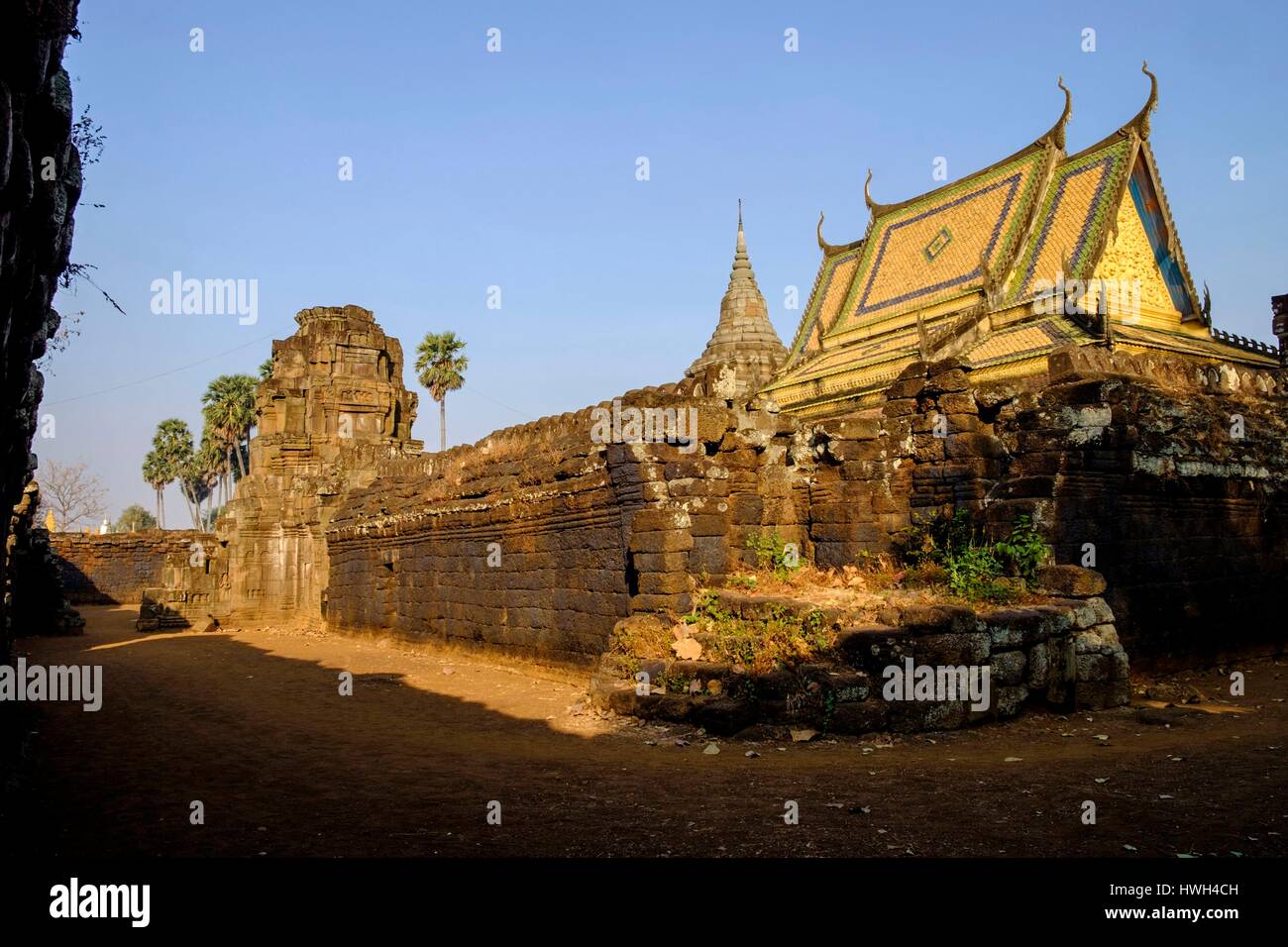 Kambodscha, Kompong Cham Provinz Kompong Cham, MwSt Phnom, Angkorian Heiligtum vom 11. Jahrhundert und moderne Tempel Stockfoto