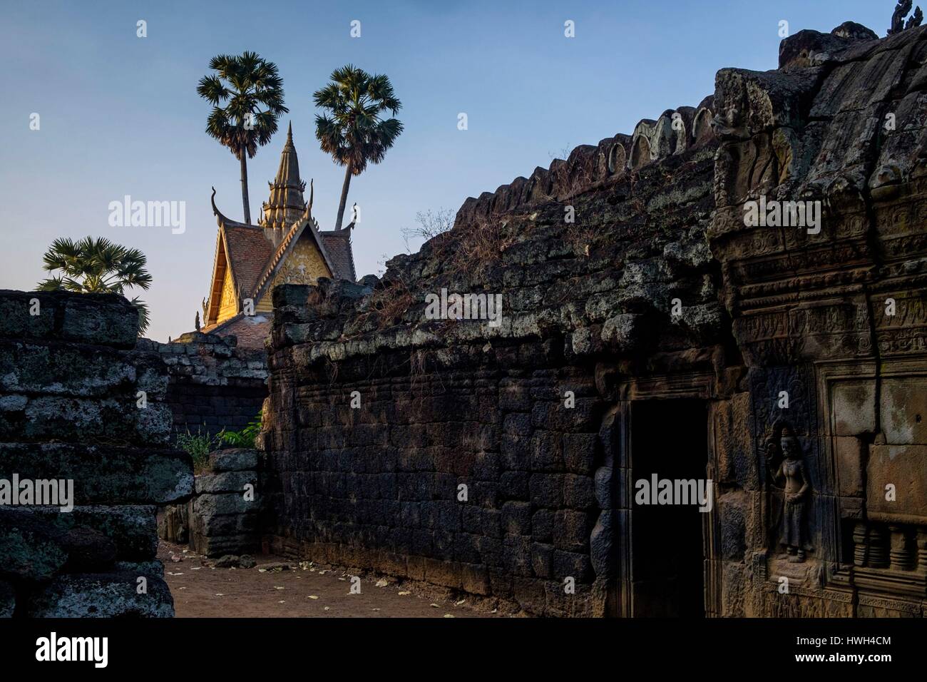 Kambodscha, Kompong Cham Provinz Kompong Cham, MwSt Phnom, Angkorian Heiligtum vom 11. Jahrhundert und moderne Tempel Stockfoto