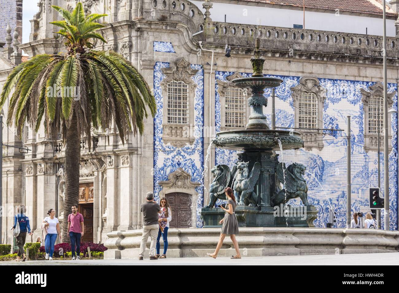 Region Nord, Porto, Altstadt zum Weltkulturerbe der UNESCO, Kirche von Terceiros do Carmo in das Ende des 18. Jahrhunderts erbaut nach den Plänen des Architekten Jose Figueiro Seixas und seine Azulejos, Platz Praça de Gomes Teixeira Stockfoto