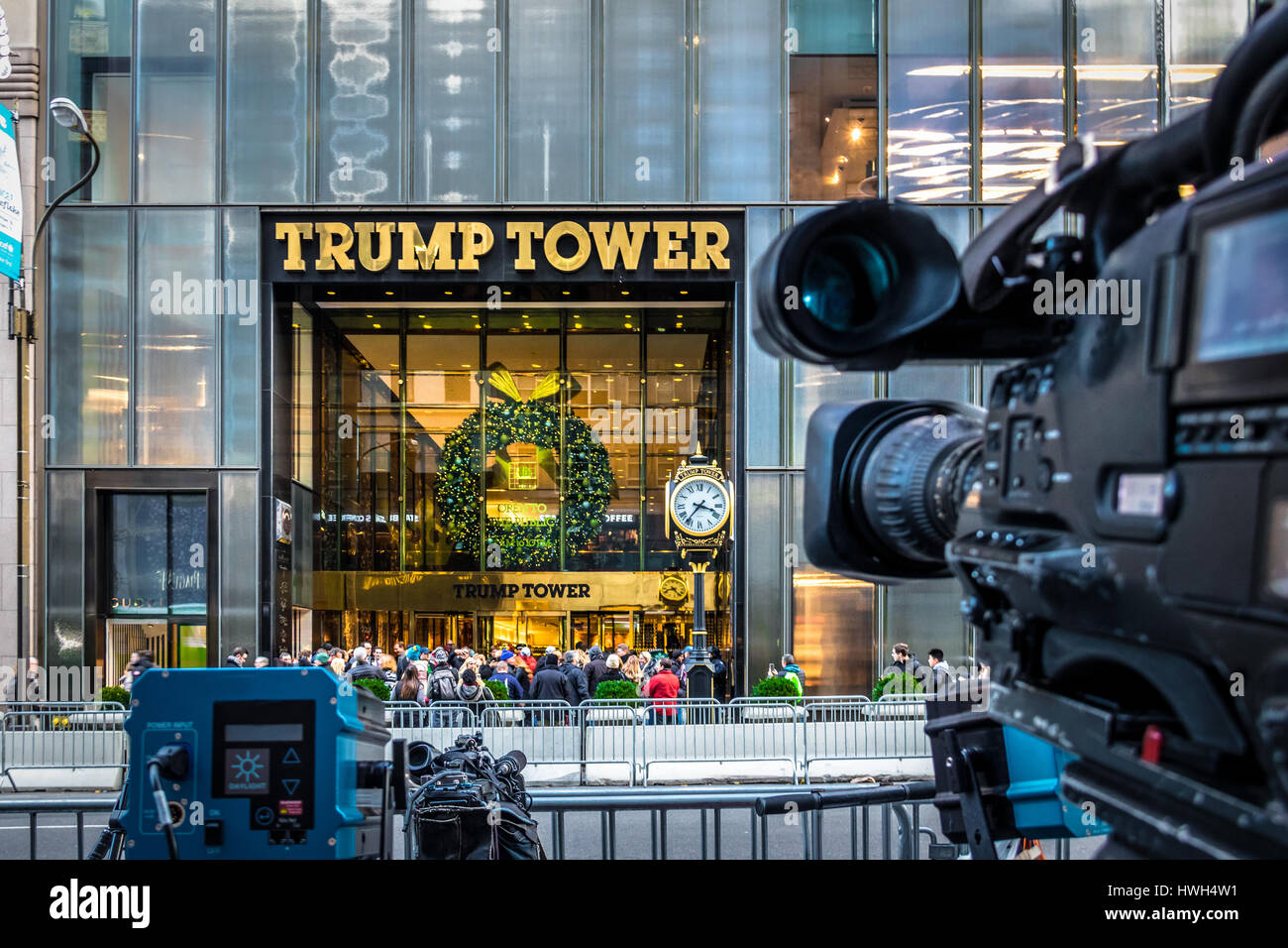 Medien Kamera-Ausrüstungen Aufnahme der Vorderseite des Trump Tower, Residenz des Präsidenten wählen Donald Trump Stockfoto