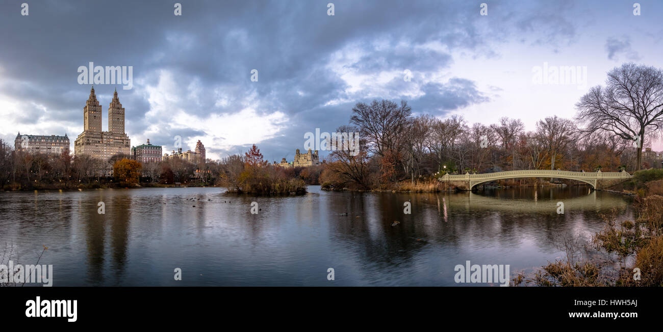 Panorama von The Lake, Bogenbrücke und Gebäuden im Central Park - New York, USA Stockfoto