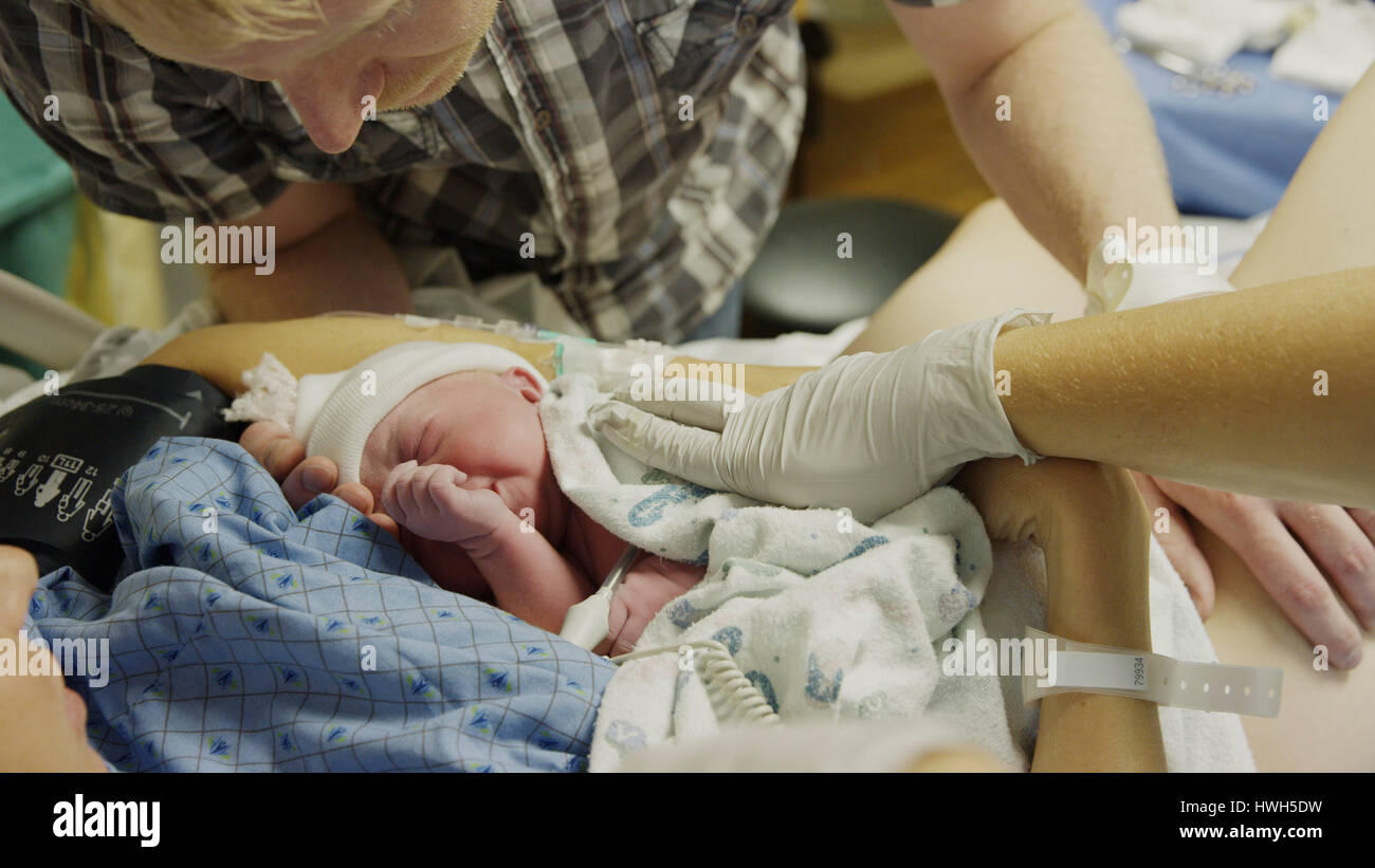 Erhöhte Ansicht der neuen Mutter und Vater bewundernden neugeborenes Baby im Krankenhaus Stockfoto