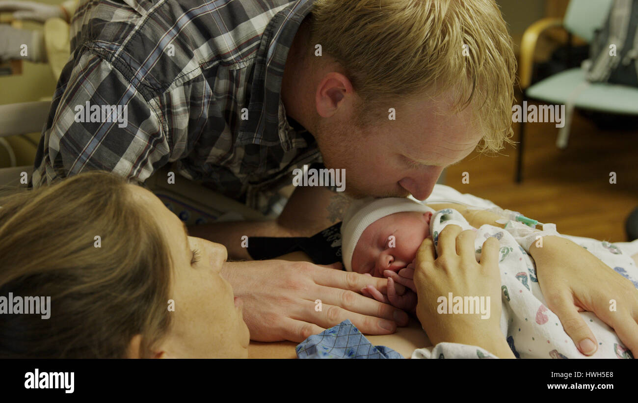 Erhöhte Ansicht der neuen Mutter und Vater bewundernden neugeborenes Baby im Krankenhaus Stockfoto