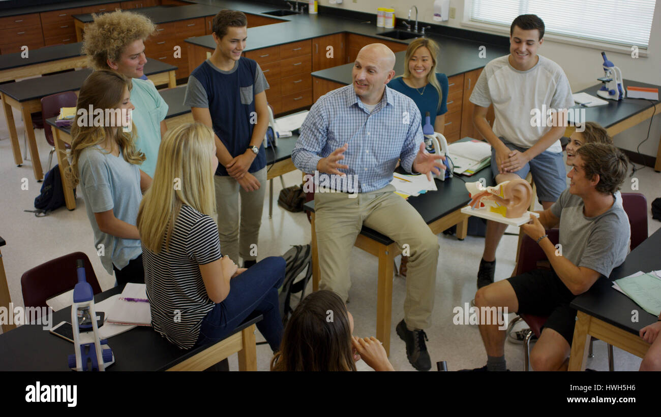 Erhöhte Ansicht der Lehrer unterrichten Schüler mit Diorama in Wissenschaft Labor Klassenzimmer Stockfoto
