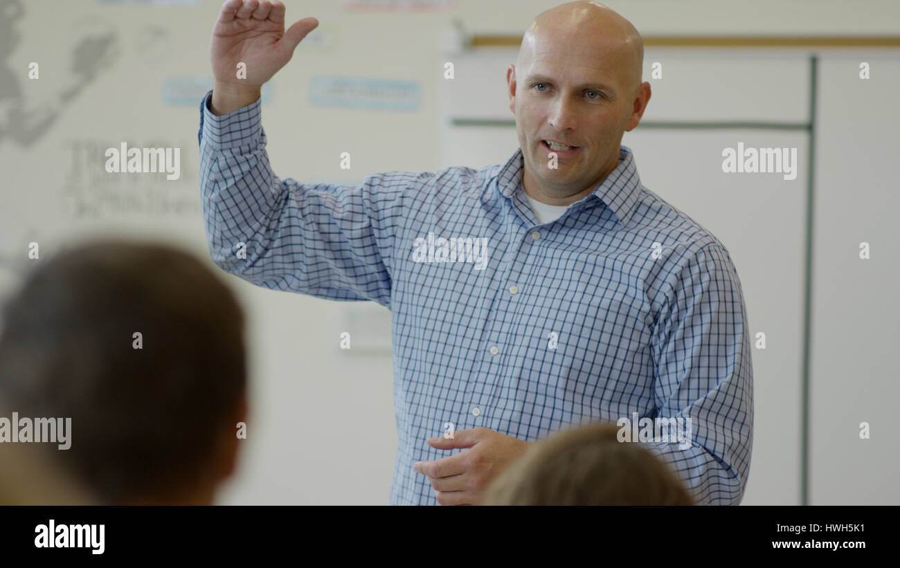 Selektiven Fokusansicht des Lehrers gestikulieren und sprechen im Unterricht Stockfoto