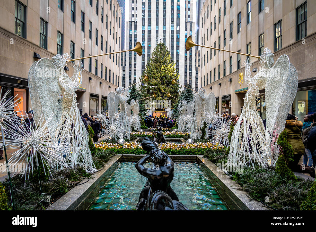 Rockefeller Center-Weihnachts-Dekoration mit Engel und Baum - New York, USA Stockfoto