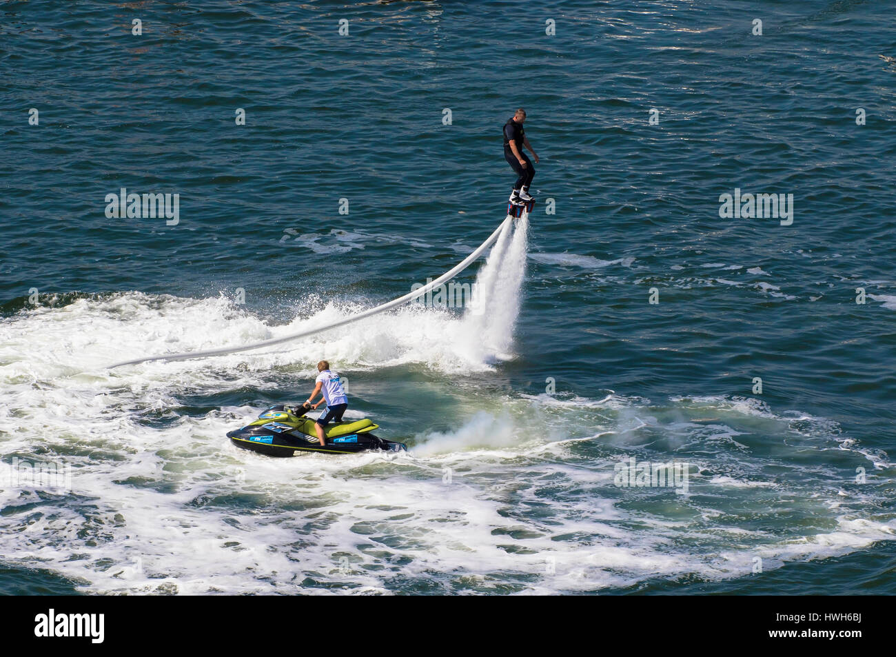 Jet von Wasser Rückstoß in Oslo, Norwegen, Oslo, Oslofjord, Jahreszeiten, Sommer, Wassersport, Tourismus, Jet-Ski, Jet Wasser Rückstoß, Flyboard, zwei, Norwegen, Os Stockfoto