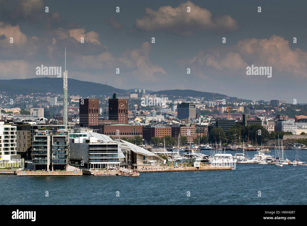 Stadt mit Rathaus, Norwegen, Oslo, Oslo Oslofjord, Rathaus, Stadt, Appartmenth? User, Tourismus, Architektur, Marina, Norwegen, Oslo, Oslofjord, Stadt R Stockfoto