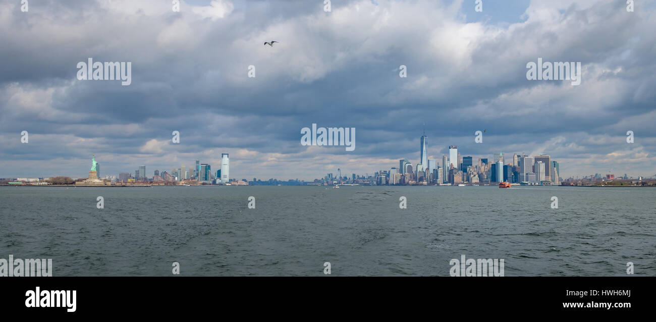 Panoramablick auf untere Manhattan Skyline und Libery Island und Freiheitsstatue - New York, USA Stockfoto