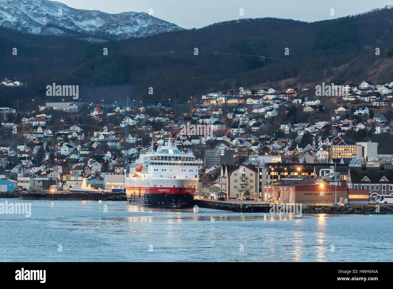 Schnelle Rute Finnmarken in Troms, Harstad, Berge, Harstad, Norwegen, schnelle Rute, Finnmarken, Navigation, Tourismus, Fähre, Pier, Troms, Harstad, Norwegen, s Stockfoto