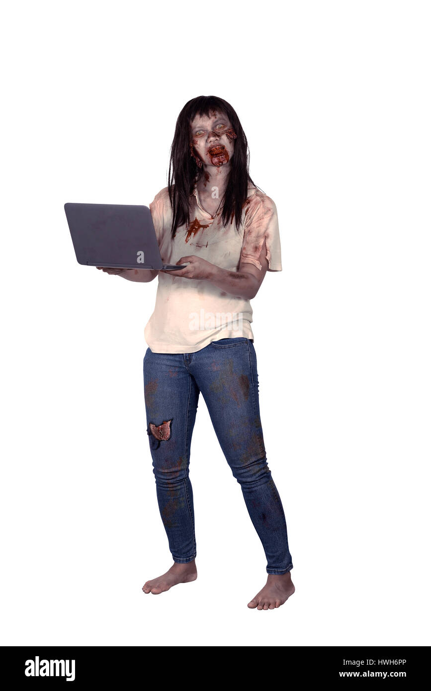 Weibliche Zombie hält Laptop isoliert auf weißem Hintergrund Stockfoto