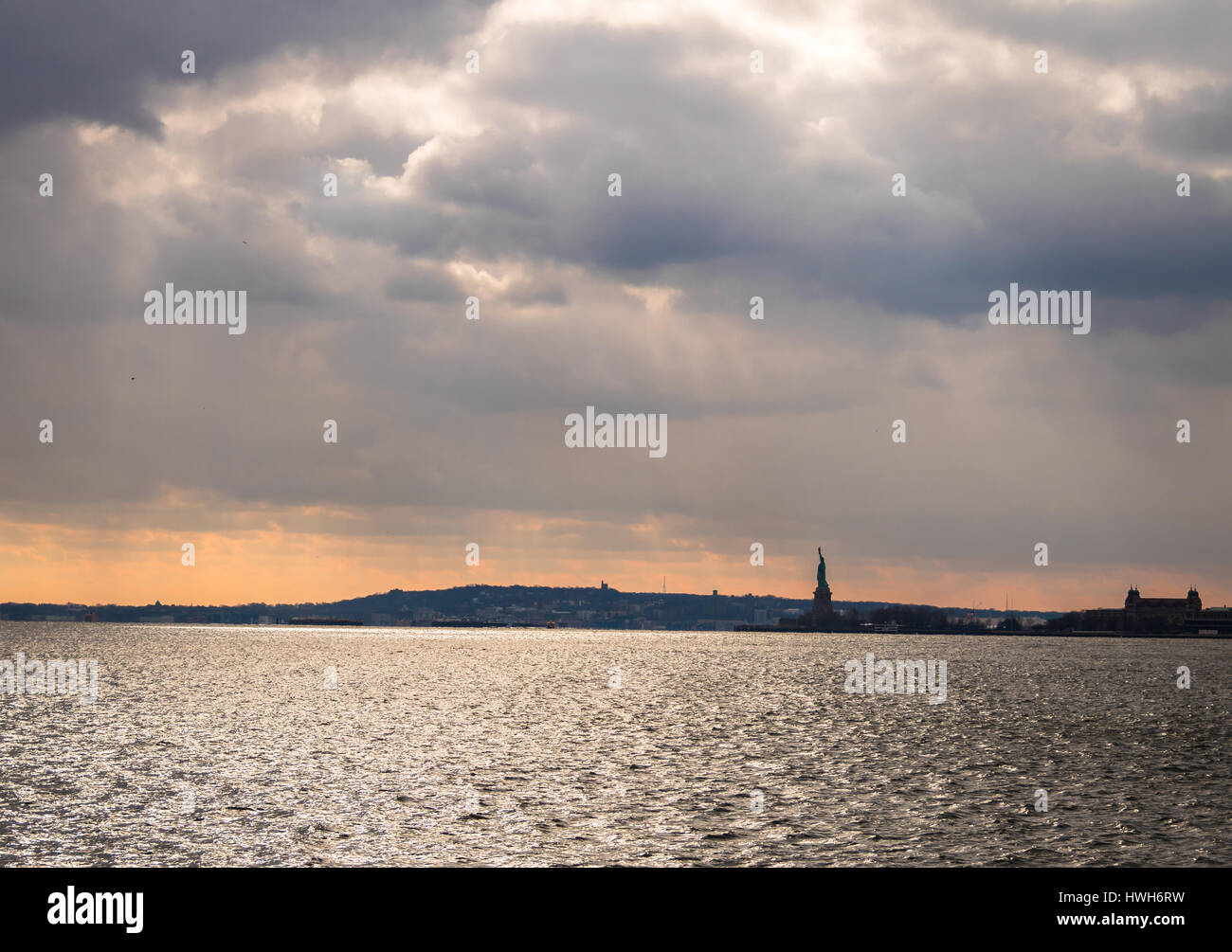 Freiheitsstatue Liberty Silhouette und Liberty Island - New York, USA Stockfoto