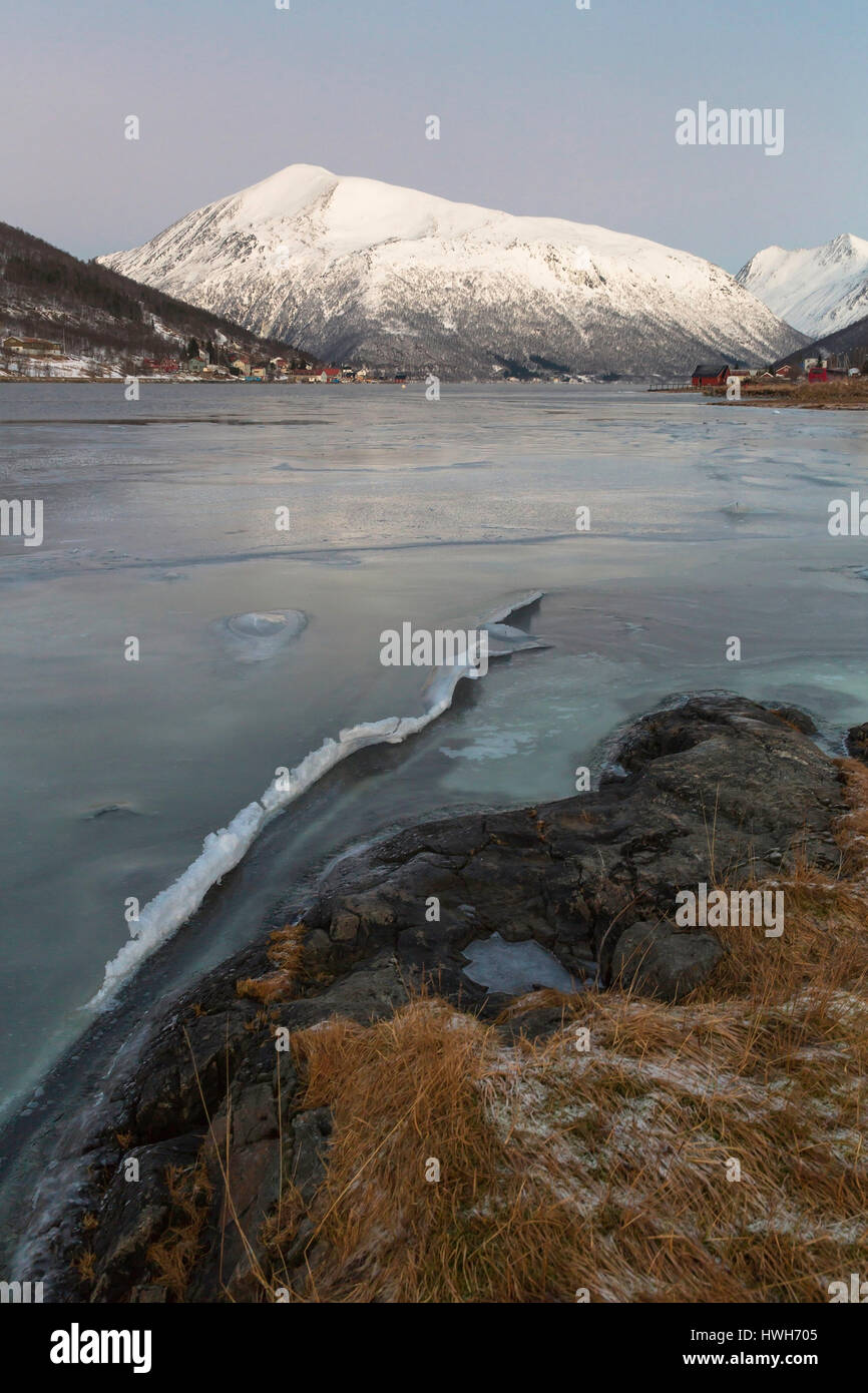 Eis in den Fjord, Norwegen, Troms, Kval? ya, Kval? ya, Mellomgaard, Vastind, 950 m, Kattfjorden, S? Rfjorden, Jahreszeiten, Winter, Eis, Küste, Berge, s Stockfoto