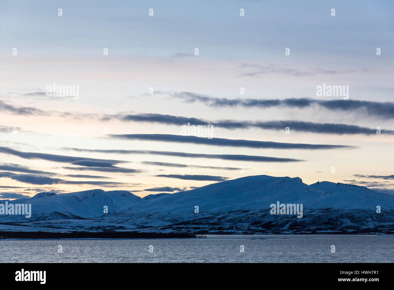 "atmosphärische Wellen, Norwegen; Troms; Troms?; Troms?; Sandnessund; Kval? ya; Kval? ya; Lille Blaamannen; 845 m; Lille Blatt?? Männer; Bergen; Jahreszeiten; Stockfoto