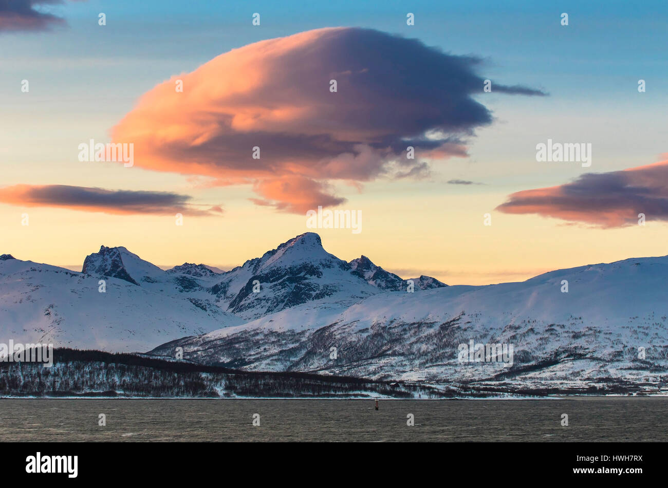 "Abend Wolken über Netz Vorhang Blaamannen, Norwegen; Troms; Kval? ya; Kval? ya; Gardine Blaamannen, 1044 m, Gardine Blatt?? Männer, Berge Stockfoto