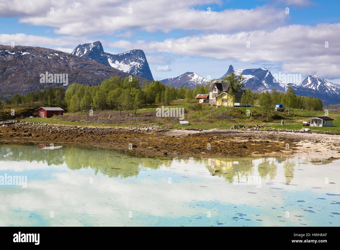 "Mountain Überlegung in Efjorden, Norwegen; Land im Norden; Efjorden; Bergen; Haus, Überlegung; Wetter; zu beruhigen; Landschaften; Norwegen; Land im Norden Stockfoto