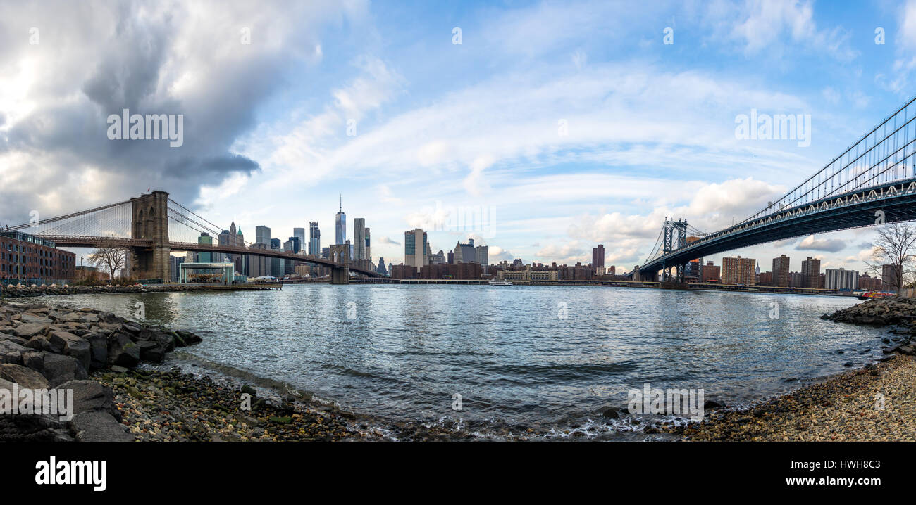 Panoramablick auf Manhattan und Brooklyn Bridge - New York, USA Stockfoto