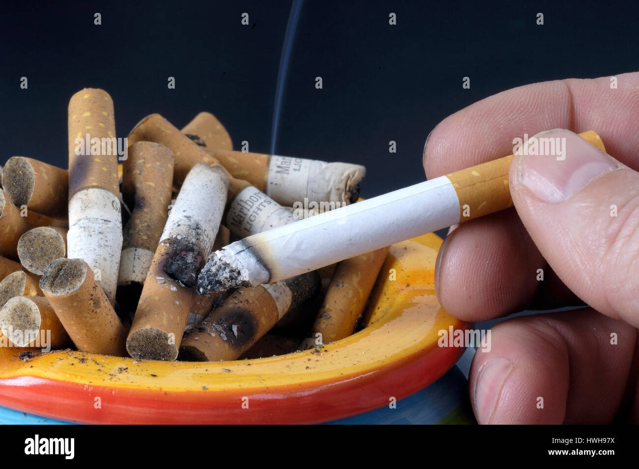 Zigaretten im Aschenbecher, Zigaretten in der Aschenbecher Smoke, sucht,  Zigaretten Aschenbecher | -Lernenden Im Aschenbecher / Rauchen, Sucht  Stockfotografie - Alamy