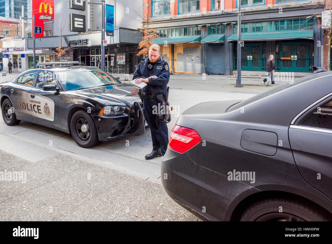 Polizist in Proces der Ausstellung eines Bußgeldbescheid, Vancouver, Britisch-Kolumbien, Kanada. Stockfoto