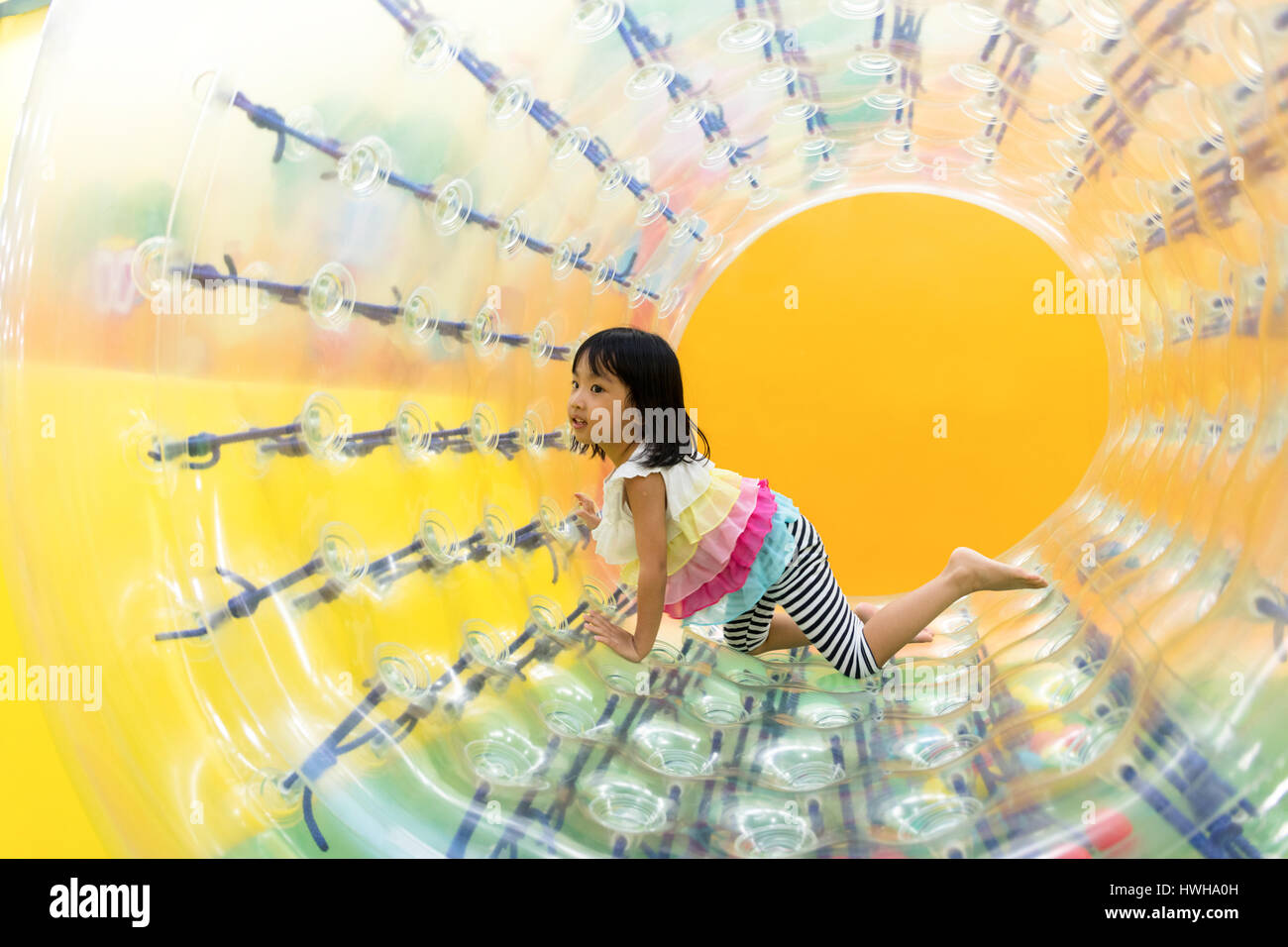 Asiatische chinesische kleines Mädchen spielen Roller Rad im indoor-Spielplatz Stockfoto