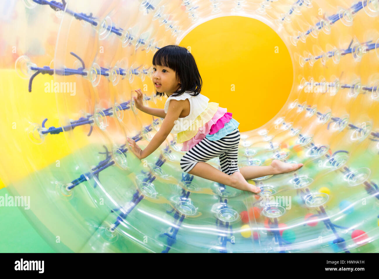 Asiatische chinesische kleines Mädchen spielen Roller Rad im indoor-Spielplatz Stockfoto