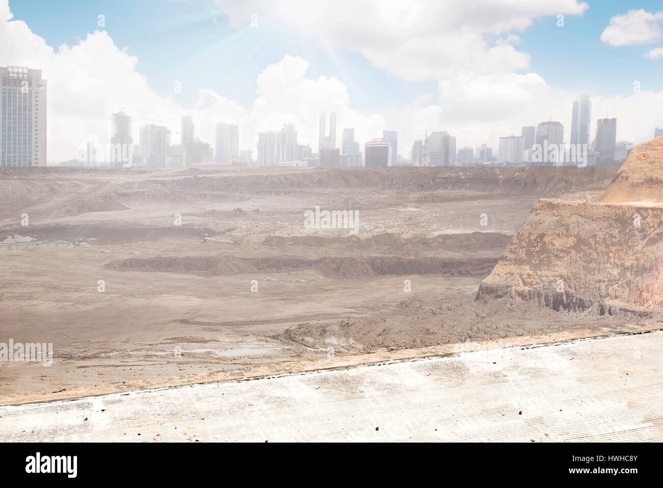 Eine zerstörte Stadt aus der Ferne. Hiermit können Sie für den Hintergrund für Bild oder schreiben. Post-apokalyptische Konzept. Stockfoto