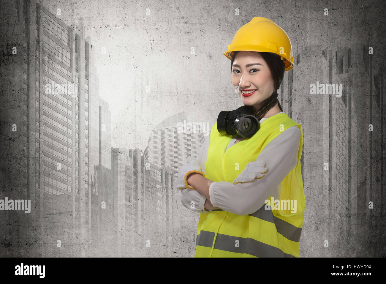 Asiatische Geschäftsfrau mit gelben Helm Lächeln über Bau-Seiten-Hintergrund Stockfoto