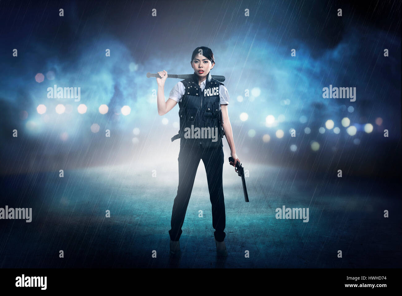 Hübsche Frau in der Polizei Weste holding Baseball Bat als Waffe Stockfoto