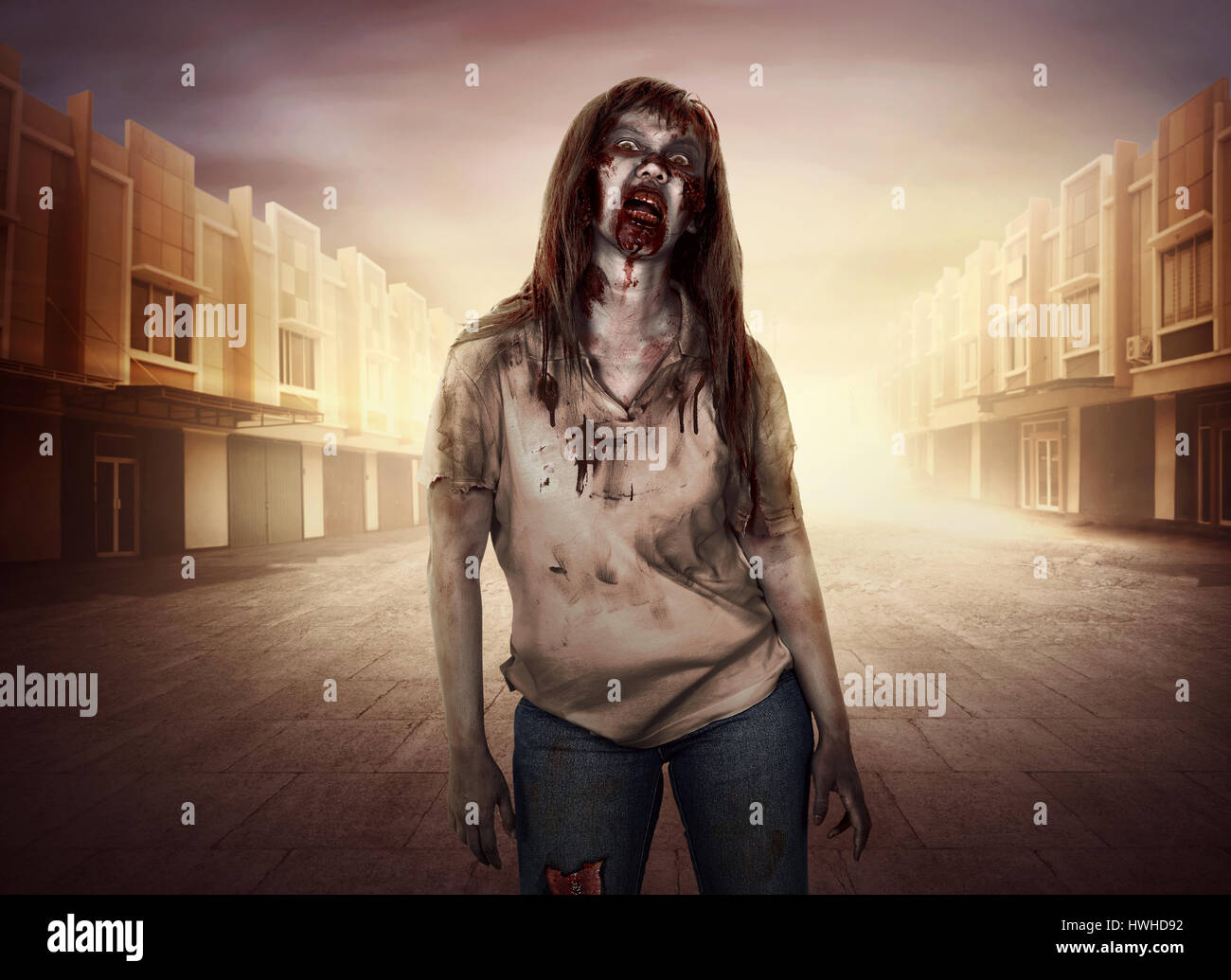 Schreckliche weiblichen Zombies zu Fuß durch die Stadt bei Sonnenuntergang Stockfoto