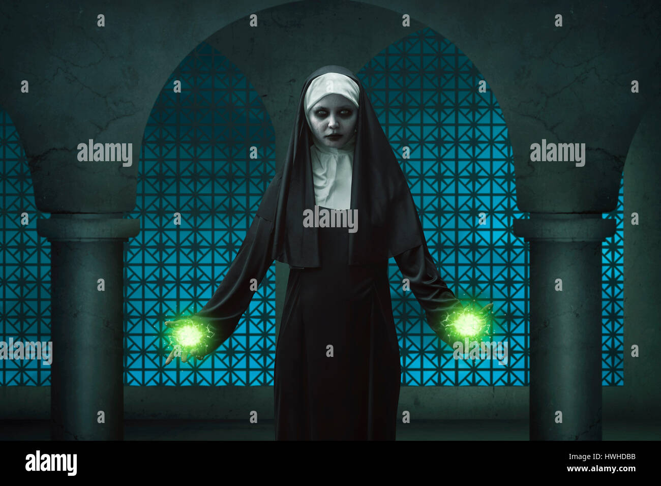 Gruselige Nonne Asiatin zeigt seine magischen Kraft in seinen Händen Stockfoto