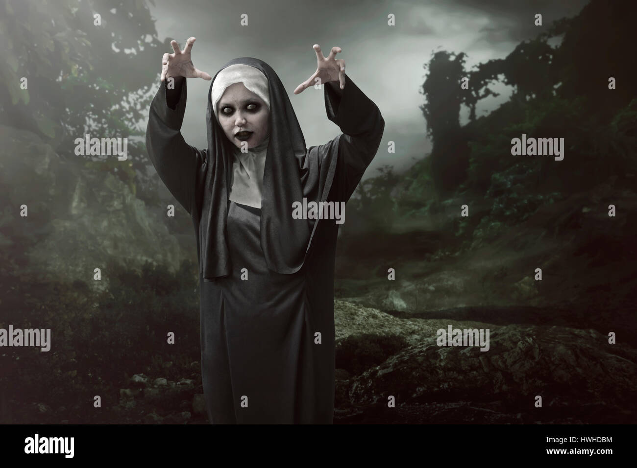 Asiatische Nonne Frau gilt als magische Kräfte des Bösen in den Wäldern Stockfoto