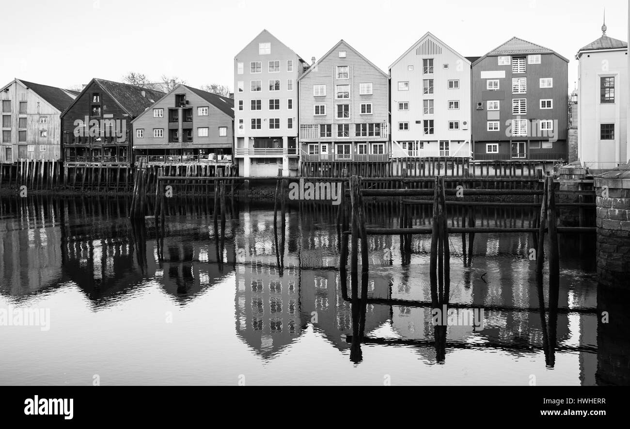 Küste von Nidelva Fluss. Traditionelle hölzerne Häuser in der Altstadt von Trondheim, Norwegen. Schwarz / weiß Foto Stockfoto