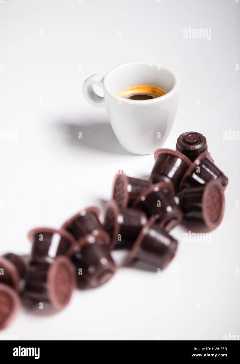 gebrauchten Kaffee-Kapseln und Espresso-Kaffee Stockfoto