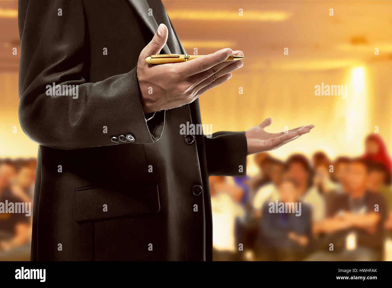Business Mann Stift mit dem Erklären Geste Stockfoto