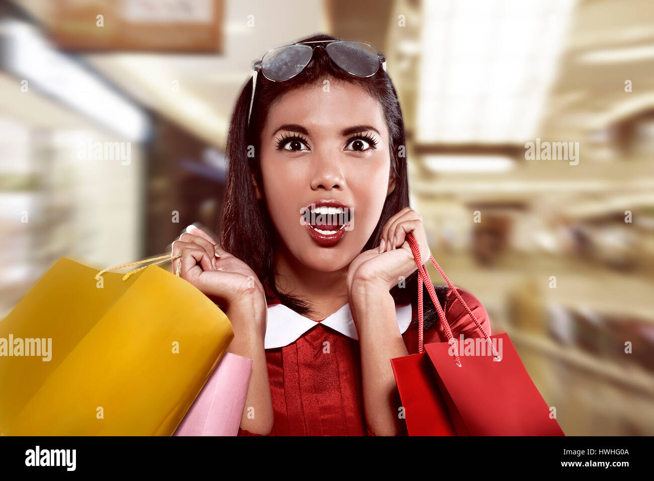 Asiatische Frau mit Einkaufstasche Blick glücklich Stockfoto