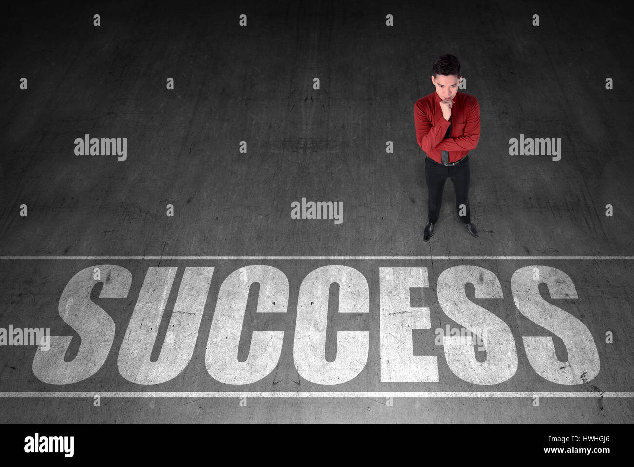 Unternehmer auf der Suche Erfolg Wort auf dem Boden Stockfoto