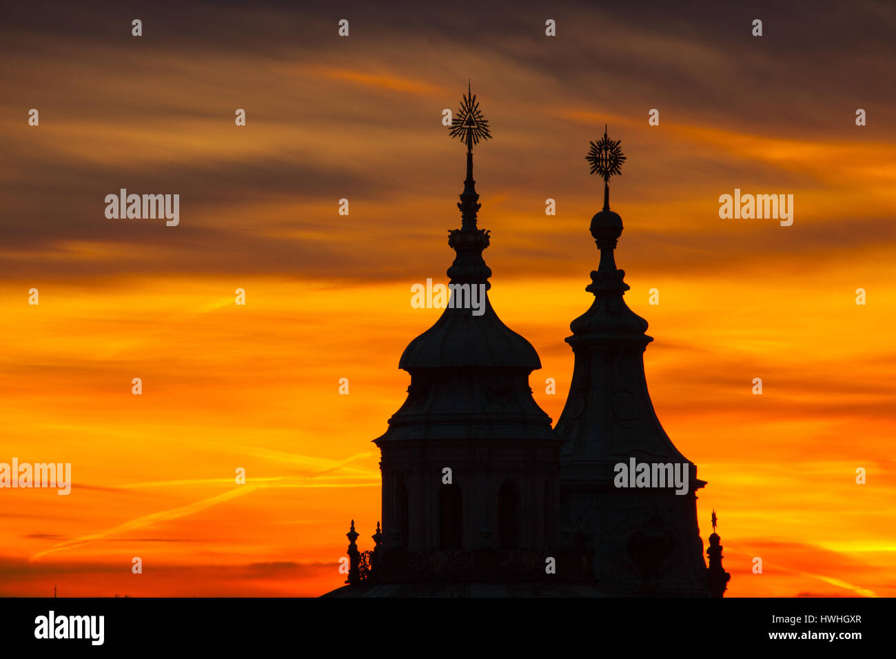 Sankt-Nikolaus-Kirche in Prag bei Sonnenuntergang, Tschechische Republik Stockfoto