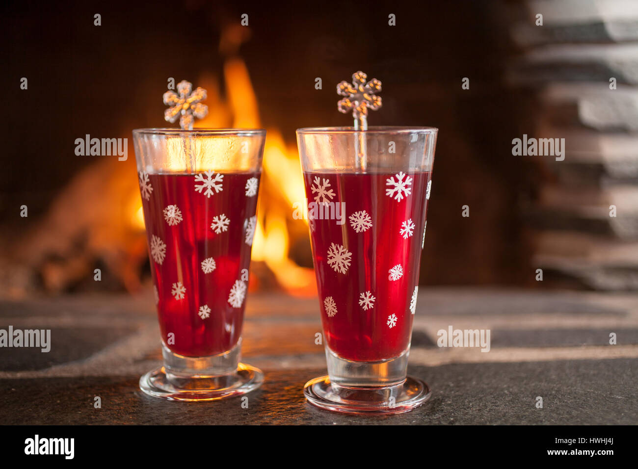 Glühwein für zwei vor Kamin Stockfoto